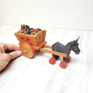 エルツ山地ドレーゲノのロバまたは馬が引く花車、木彫りのビンテージ馬車置物、ドイツの農場の動物の置物、手作りの古いおもちゃ