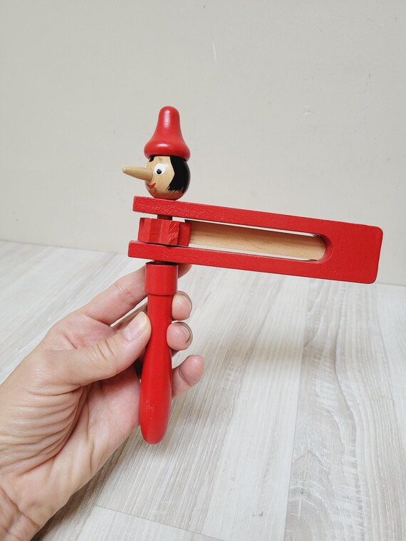 sexspielzeug pinocchio Wooden Pinocchio shape ratchet, wood noise maker toy rattle musical  instrument, Erzgebirge folk alarm tool clicker red handmade hand carved
