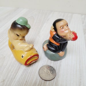 Set van 2 keramische puntenslijpers, jaren 60 gemaakt in China, babyjongen op vis aap aap dier beeldje bureau schoolbenodigdheden oud stationair