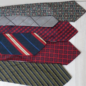Puede incluir: Seis corbatas de diferentes patrones en una variedad de colores, incluyendo verde, gris, rojo y azul. Las corbatas est&aacute;n dispuestas en una pila, con la corbata superior siendo verde y la corbata inferior siendo verde.