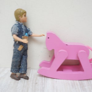 ドールハウス ミニチュア 1:12 男の子とピンクの木製ロッキングホース おもちゃスケール ドールハウス 保育室 アクセサリー 家具 ベビーシャワーギフト 1インチ