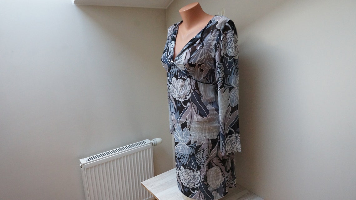 Pure silk chiffon dress, Tunic shirt blouse Retro embroidery Vintage 1990s Made in UK by Monsoon size small medium US grey black S M floral, foto 3 di 5