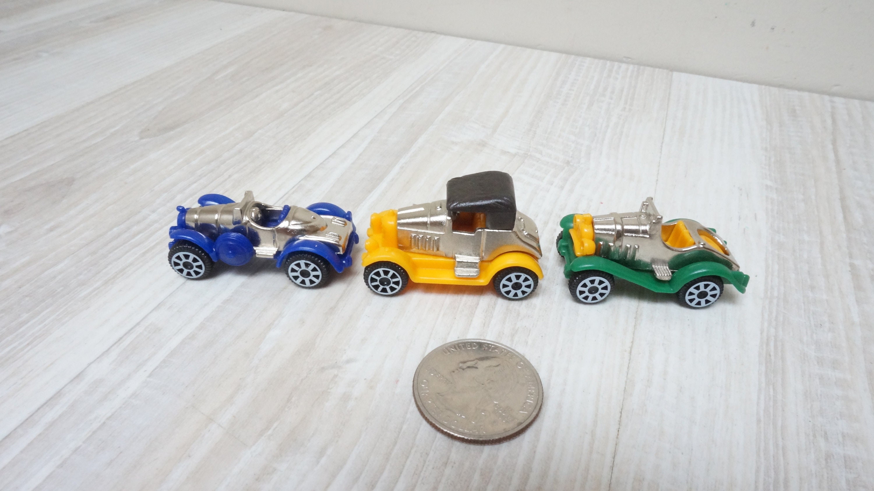 Ensemble de 3 voitures anciennes miniatures, modèle de voiture en  métal/plastique moulé sous pression Toy 1/100 scale 1:87 H0 small tiny from  kinder Surprise egg by Ferrero Rocher -  France