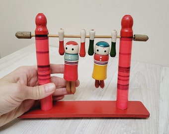 Wooden exercising acrobats on trapeze spin toy, Japanese novelty game peg doll children kid Erzgebirge German style jumping puppet swinging