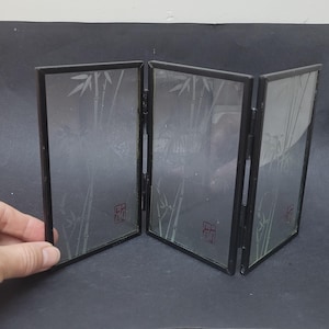 Paravent miniature pliant à trois panneaux en verre gravé à l'acide pour maison de poupée 1:12, séparateur de pièce oriental, design bambou en métal à l'échelle rétro
