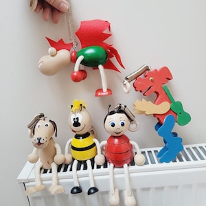 Perro de madera saltarín, dragón, mariquita, abejorro en resorte, adorno colgante de marioneta, muñeca, figura decorativa para la habitación infantil.