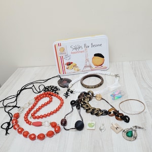 Cesta de regalo con 12 joyas vintage en caja de lata de la Torre Eiffel de París, juego de collar, pulsera y pendientes, lata de metal a granel, lote de manzanas antiguas de Audrey Hepburn