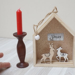 Candelabro tallado a mano de Erzgebirge alemán y adorno de escena de bosque de ciervos troquelado, candelabro navideño, figura popular de madera recortada y torneada