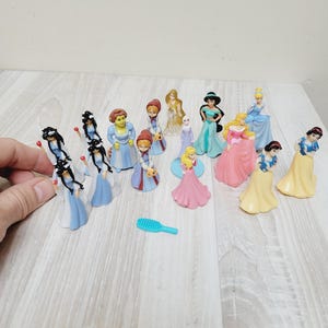 Set di 15 statuette originali Disney Princess Cenerentola Biancaneve Jasmine Aurora Raspunzel Fiona mini bambola giocattolo per bambini in miniatura Kinder Joy