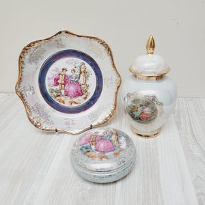 Porseleinen set van hofmakend stel: ronde sieradendoosje in Fragonard-stijl, gemberpotje, vintage make-upbureau, Victoriaans gebruiksvoorwerp