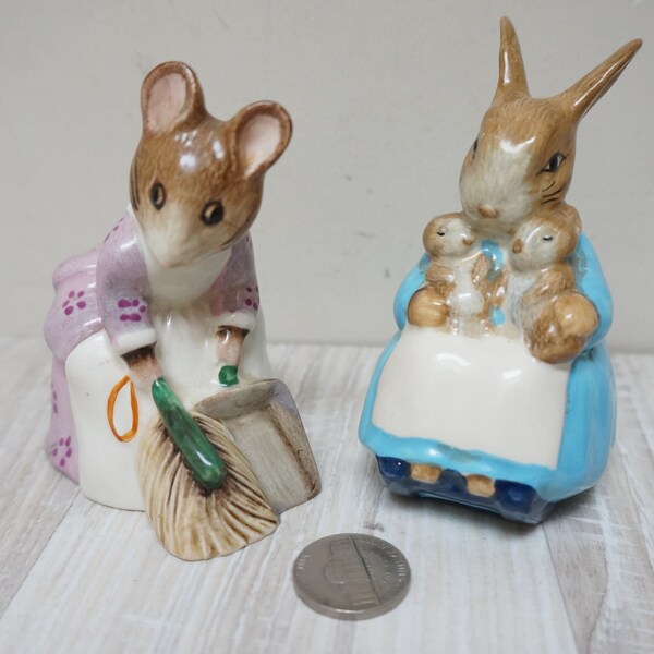 Figurine Beatrix Potter par Beswick, Angleterre, Hunca Munca Sweeping, Mrs Rabbit & Bunnies Peter Rabbit, porcelaine, porcelaine et souris en céramique