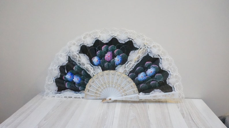 Vintage Spanish white lace fan hand painted black pink blue Plastic frame gilded gold flower metallic folded bridal wedding accessory floral