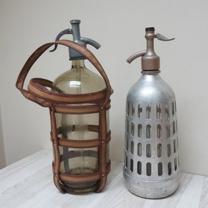 Scegli un grande sifone con supporto, vintage sovietico russo CCCP URSS, realizzato negli anni '60, bottiglia di acqua gassata in vetro fumé da 2 litri in custodia di alluminio