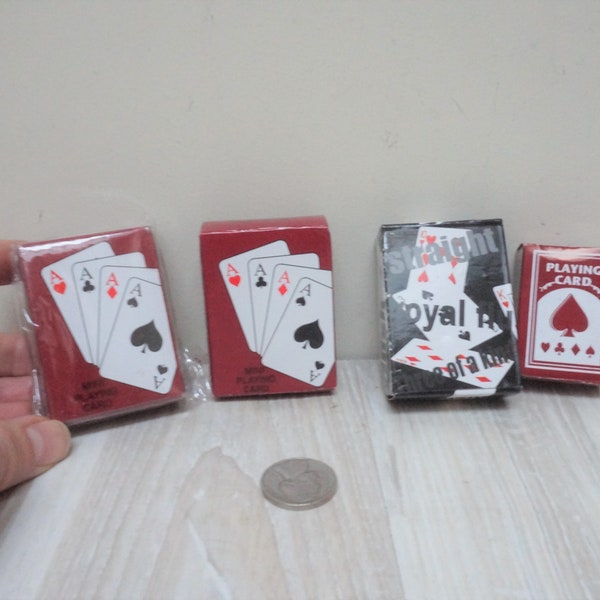 Lot von 4 Mini-Spielkartensets, Vintage-Miniaturspiel, Standard-52-Karten Retro-kleine kleine Reisetasche Familienbrettaktivität