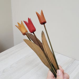 3 Tulpenblüten aus Holz, künstliche Tulpen, künstliche Blumen Knospe an Stiel, Osterdeko Blumentopf Stäbchen Dekor Erzgebirge Vintage