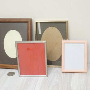 Peut inclure: Quatre cadres photo de tailles et de couleurs différentes. Les cadres sont en bois, en métal et en plastique. Les cadres sont tous vides.