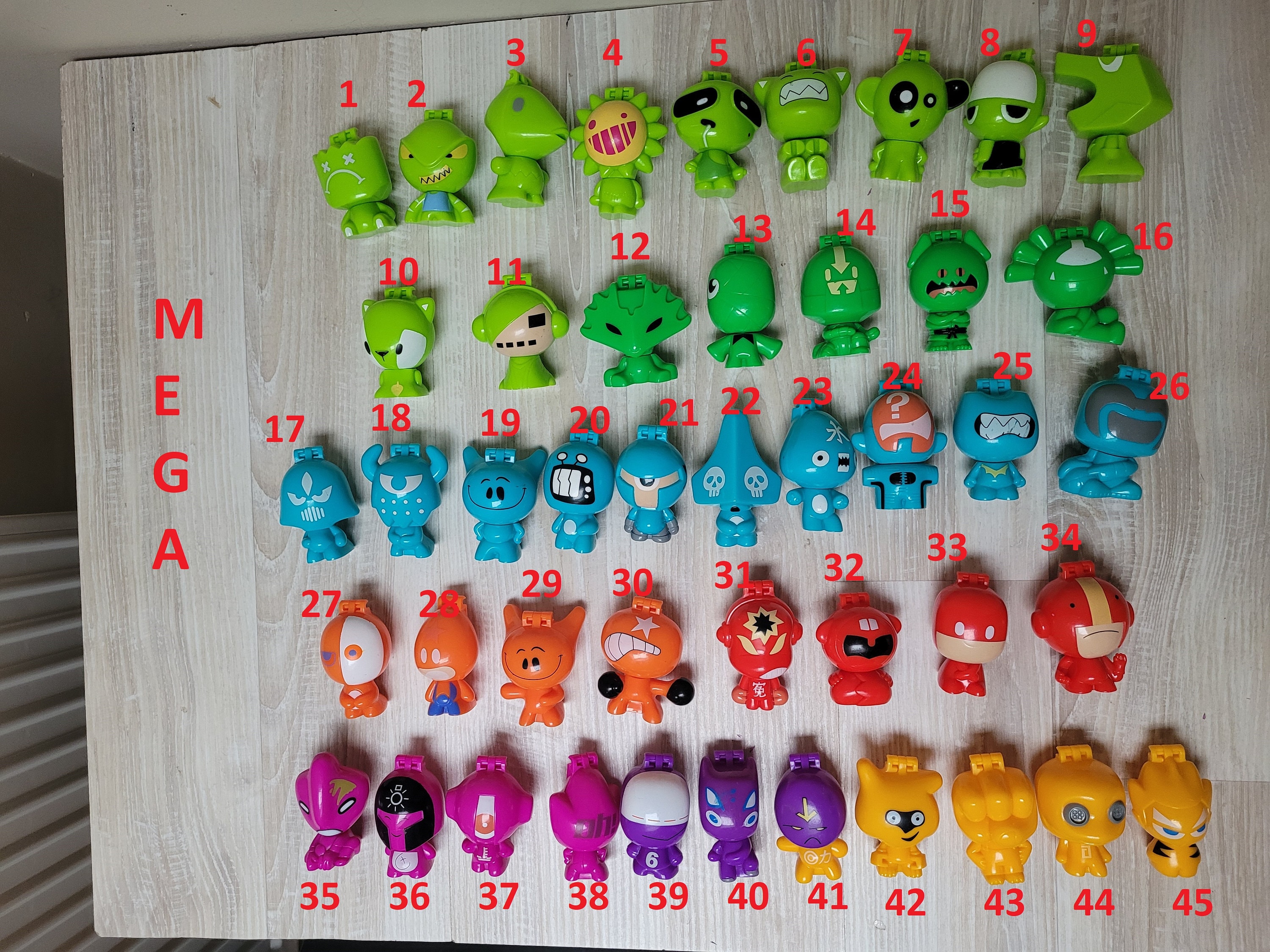 GogoのCrazy Bones Mega + Mini Metropolisフィギュア、ジャンボ