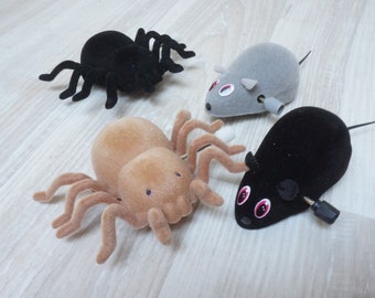 Choose wind up mouse or spider toy, flocked animal figure, flocking velvet figurine Halloween windup clockwork party favor gag gift novelty
