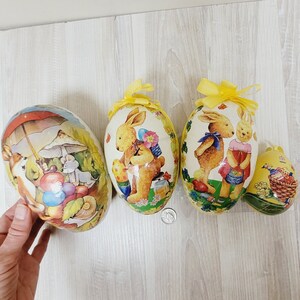 Conjunto de 4 ovos de Páscoa enormes, formato de ovo de 6"/15,5 cm, papel machê, recipiente alemão feito na Alemanha Oriental, caixa de chocolate, frango grande
