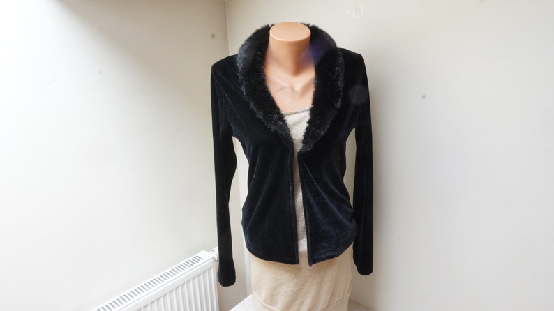 Black velvet blazer jacket Blouse top Retro Vintage Europe 1990s Made by HENNES in M medium size v neck long sleeve faux fur collar velour