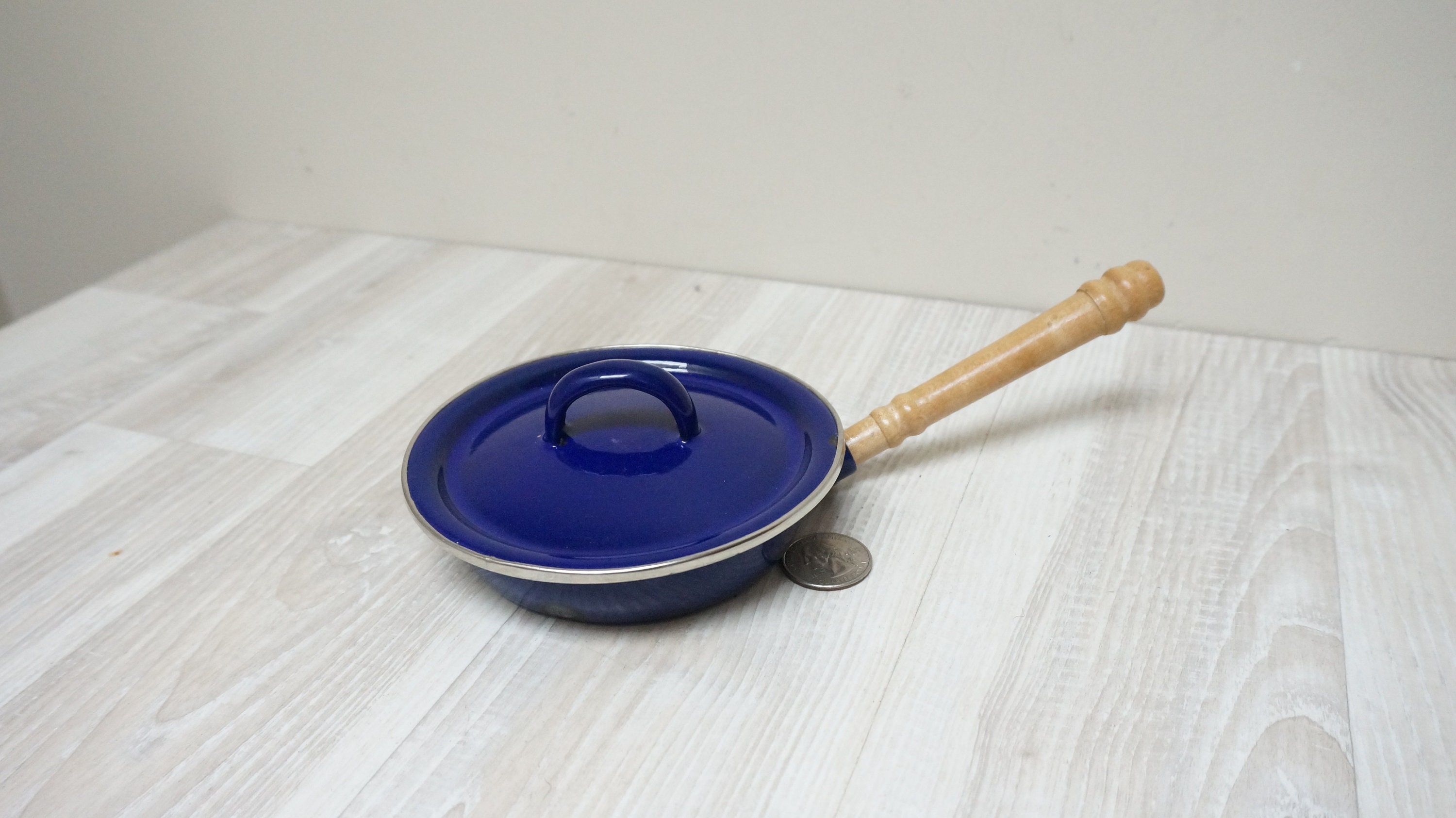 mini poêle à frire ikea bleu cobalt émaillé, avec couvercle vaisselle scandinave émaillée en métal vintage suède rétro rustique couvercle