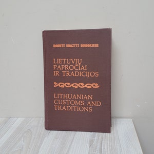 Libro sulle usanze e le tradizioni lituane /Lietuvių papročiai ir tradicijos, 1989 Chicago di Danutė Brazytė Bindokienė in inglese e lituano