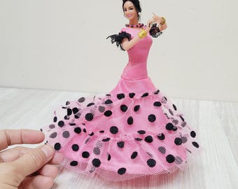 赤いドレスに黒いドレスを着たヴィンテージのマリン・チクラナ人形