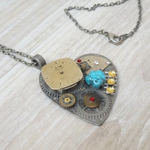 Colgante con dije de corazón en tono plateado estilo steampunk con cadena, collar reciclado, joyería vintage, piezas de movimiento de reloj, engranaje, metal grueso retro