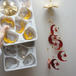 Scegli il carillon natalizio a forma di luna e stella, acchiappasole vintage in plastica acrilica lucite, in stile retrò, rosso, giallo, oro trasparente, prodotto in Germania.