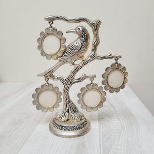 Puede incluir: Una taza de cerámica blanca con un asa negra y el texto "But First, Coffee" en negro, con una fuente de estilo manuscrito. La taza mide probablemente 10 cm de alto y contiene aproximadamente 350 ml de líquido.