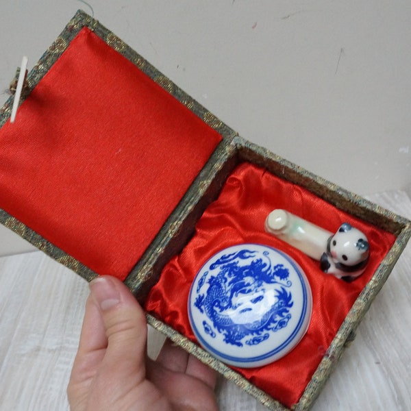 Ensemble vintage de calligraphie chinoise : boîte à encre de dragon et porte-pinceau panda, dans une boîte originale en porcelaine d'Asie, ensemble de 2 bijoux orientaux