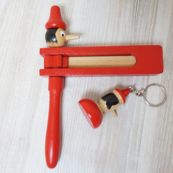 Houten Pinokkio pop sleutelhanger / ratel, houten sleutelhanger noise maker sleutelhanger ring charme hanger marionet Beeldje rood handgemaakt met de hand gesneden