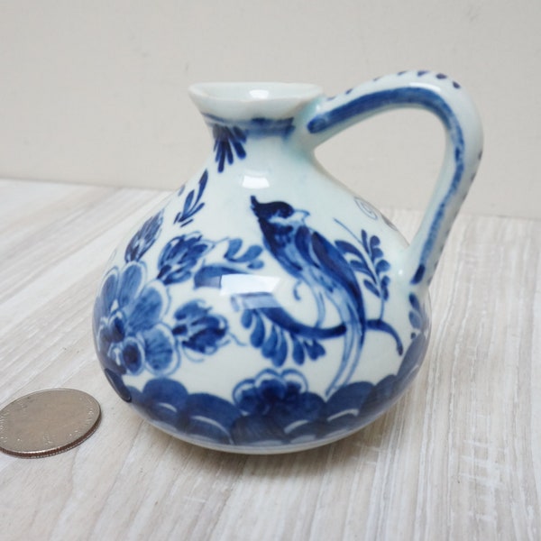 Petit vase blanc bleu Delft, forme de pichet, faïence hollandaise vintage fabriquée en Hollande peinte à la main, rétro Pays-Bas manipulé Delftware