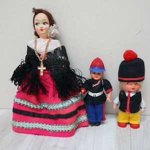 民族衣装を着た3体の人形、女の子、男の子、男性の人形、マンティラを身にまとったビンテージスペインのセルロイド民族、カトリックの十字架の旅行記念品