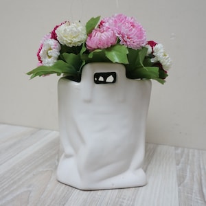 Vaso o portapenne in ceramica a forma di sacchetto di carta bianca, modello Tütenvase, modernista tedesco, minimalista, smaltato, prodotto in Germania.