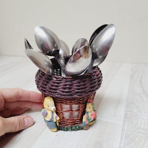 Ensemble de 9 cuillères à café en acier inoxydable dans un panier en osier, demi-tasse à dessert soviétique design russe vintage fabriqué en URSS vieux couverts rétro