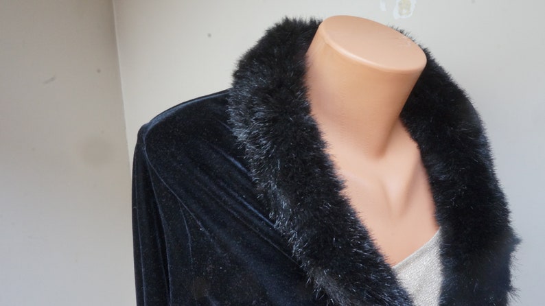 Black velvet blazer jacket Blouse top Retro Vintage Europe 1990s Made by HENNES in M medium size v neck long sleeve faux fur collar velour