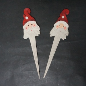 Handgeschnitzte 2 hölzerne Pflanzstäbchen aus Holz, Weihnachten Topfstäbchen Dekor weiß rot bärtige Figur Erzgebirge Figur Kopf Bart