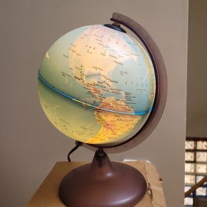 Beleuchtete Weltkugel in Litauisch, Vintage italienische tecnodidattica Lampe Lichtkugel Erdkarte, Reisefan Liebhabergeschenk hergestellt in Italien 2000er Jahre
