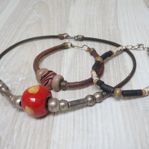 Conjunto de collar y 2 pulseras de cuero auténtico de cerámica marrón, 3 gargantillas de joyería, brazalete de tamaño mediano, tono plateado, latón, bronce, con cuentas, estilo bohemio hippie.