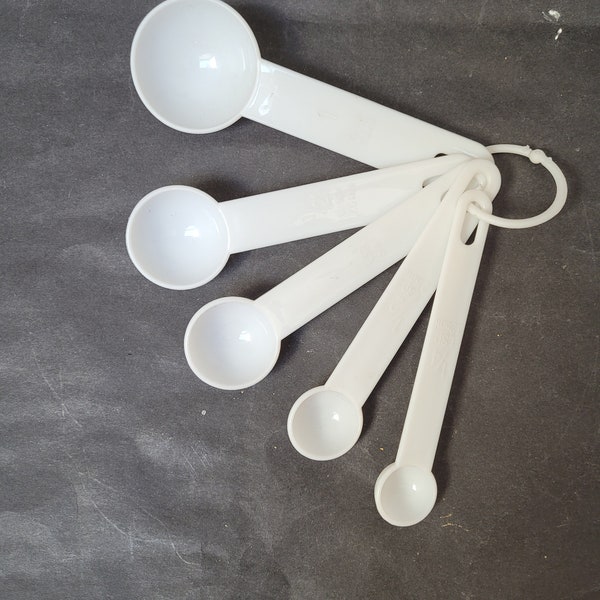 Set of 5 measuring spoons on ring, 1 table spoon, 1/2 tb sp, 1, 1/2, 1/4 tea sp, white plastic kitchen craft tool for baking cooking supply