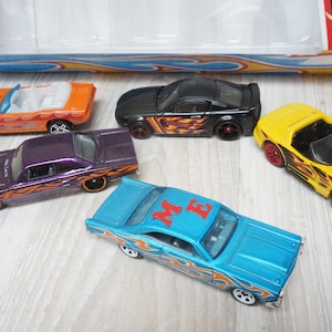 Modelo de coche Hot Wheels personalizado de Mattel, escala 1/60, iniciales, metal fundido a presión, juguete pequeño rojo, regalo de cumpleaños para niño