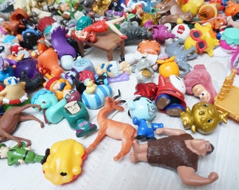 Viele zufällige Minifiguren, Tier-, Menschen- und Monsterfiguren, Kinder-Überraschungseier, Ferrero Rocher, kleine Miniaturen zum Basteln