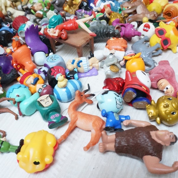 Lotto di mini figurine casuali, mostri umani animali, Kinder Surprise Ferrero Rocher per bambini, bomboniere per piccole creazioni in miniatura