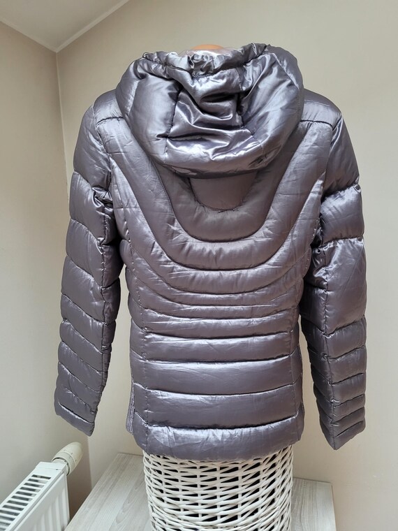 Abrigo acolchado con costuras de plumón de ganso auténtico