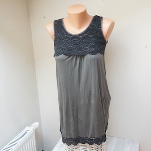 Débardeur tunique vert armée, petite taille chemisier S XS Caraco vintage upcyclé rétro en jersey de rayonne noir dentelle aux fuseaux décor mini robe kaki