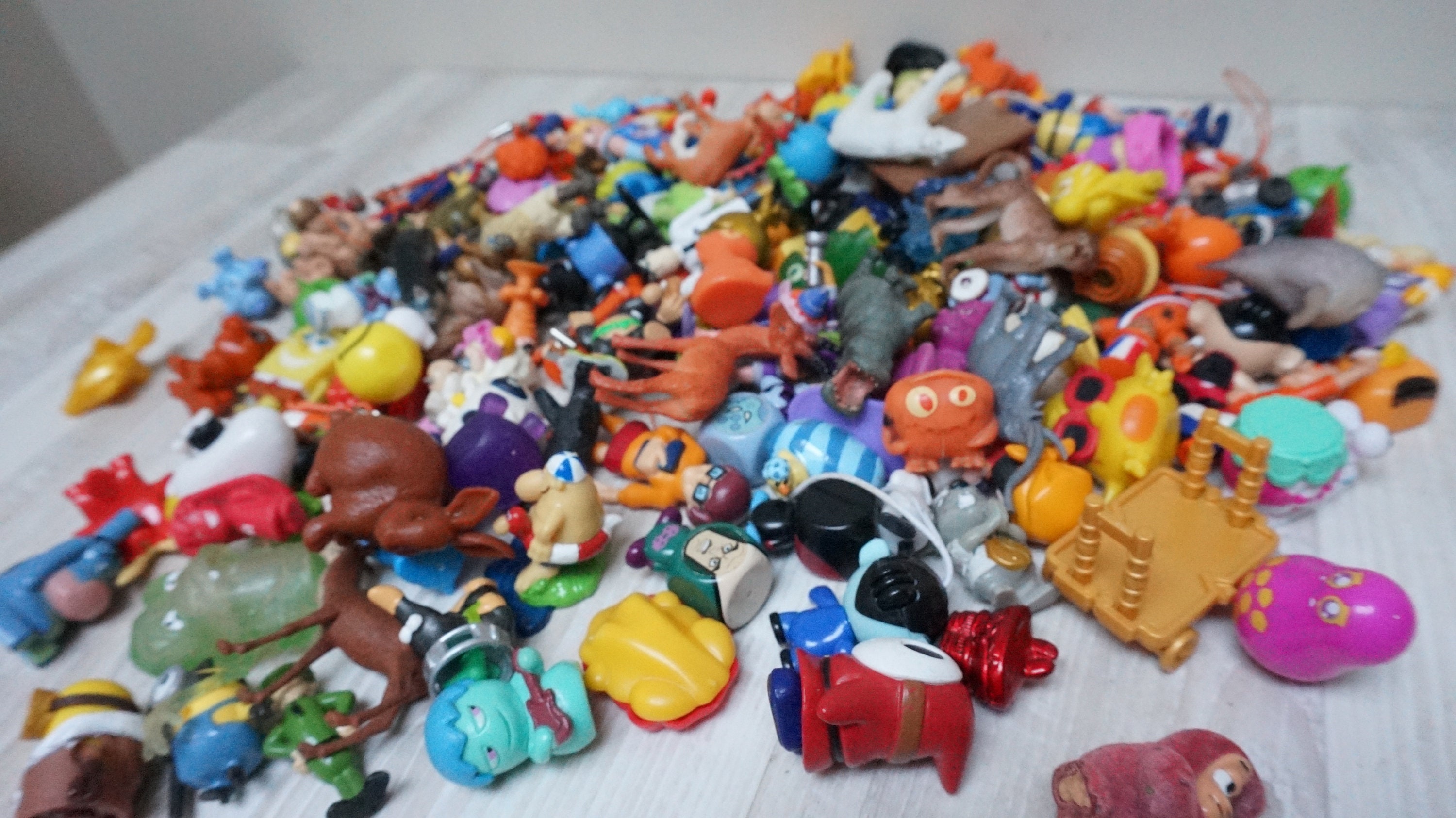 Lot de mini figurines aléatoires, monstre humain animal, Kinder Surprise  Ferrero Rocher enfants faveur de fête pour enfants petite petite  fabrication miniature -  France