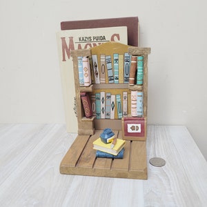 Bücherregal unter dem Motto Buchstütze, Schriftsteller Geschenk Deko Brief Grußkarte Postkarten Halter, Holz Puppenhaus Miniatur Figur, Resin Buchstütze alt