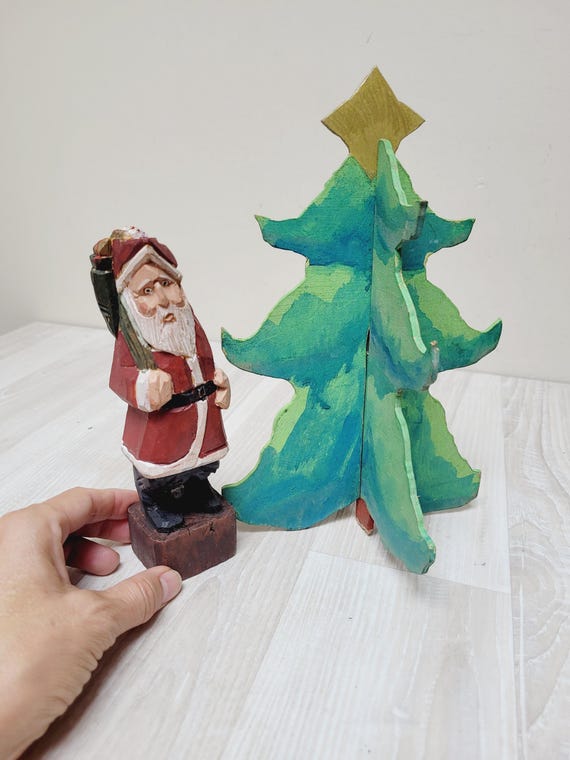 Erzgebirge handgeschnitzte Weihnachtsmann und Weihnachtsbaum Figur, alte rot grüne Ornament Puppe Vintage Holzstatuette Figur Made in Germany