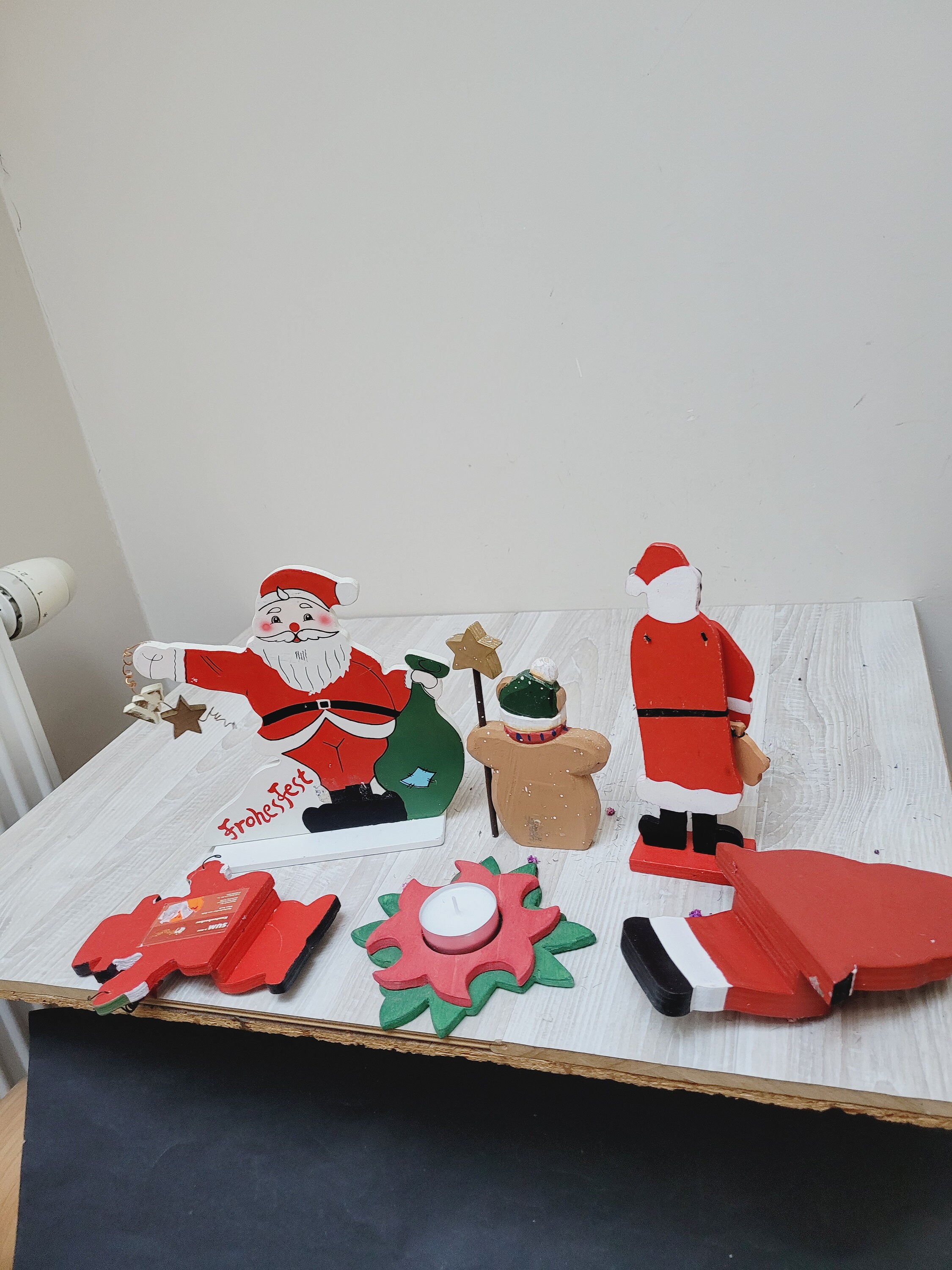 ドイツ製の大きな木製クリスマスオーナメントサンタ雪だるま棚人形